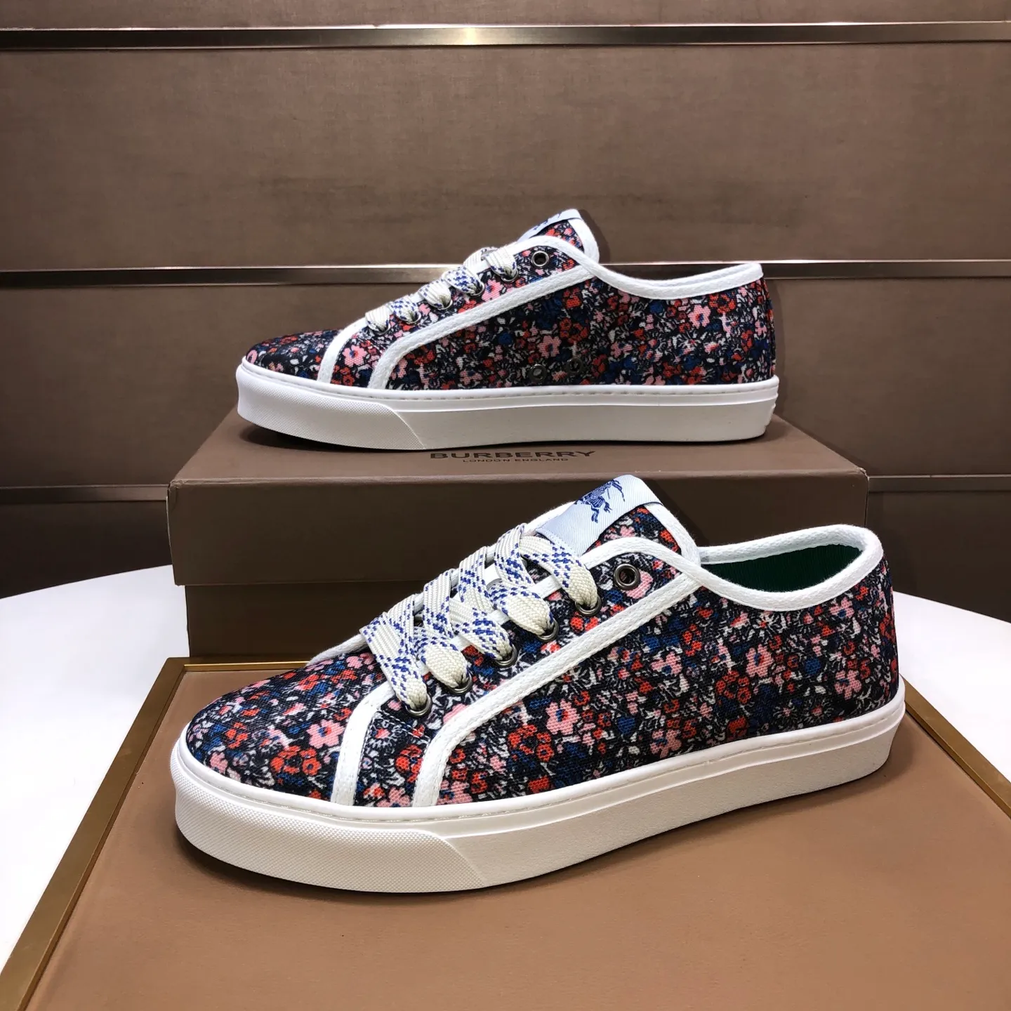 Men's shoes💰460💰【Burberry】Classic low-top sneakers｜Imported cowhide with classic plaid fabric｜Sheepskin lining｜Original outsole｜Fine workmanship and comfortable to wear Size: 38-44 (customized at 45)